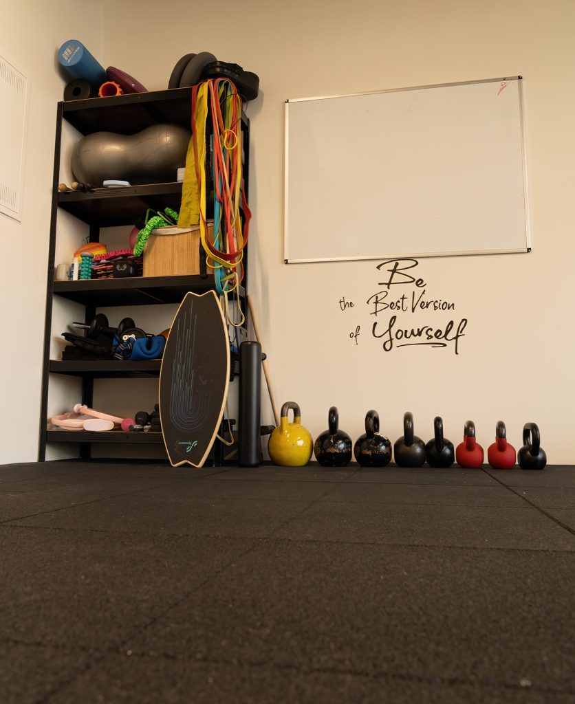 Regal mit Faszienrollen, Bändern und Balance-Board – Be the best version of yourself