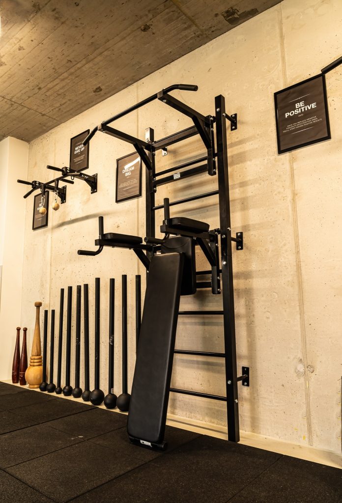 Sprossenwand mit Klimmzugstange und Macebells im Fit22 Studio