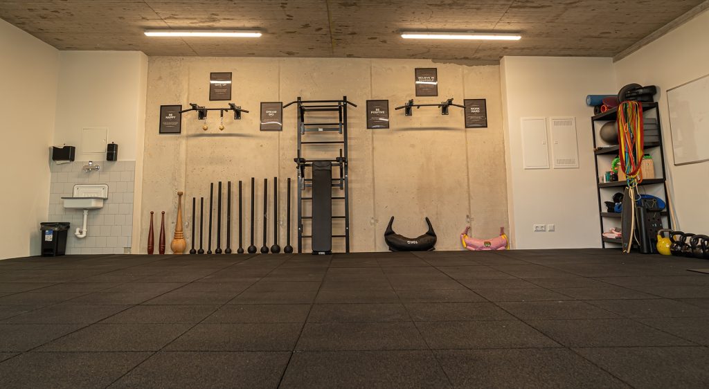 Fit22 Trainingsraum in Wien Floridsdorf mit Sprossenwand, Macebells und Kettlebells